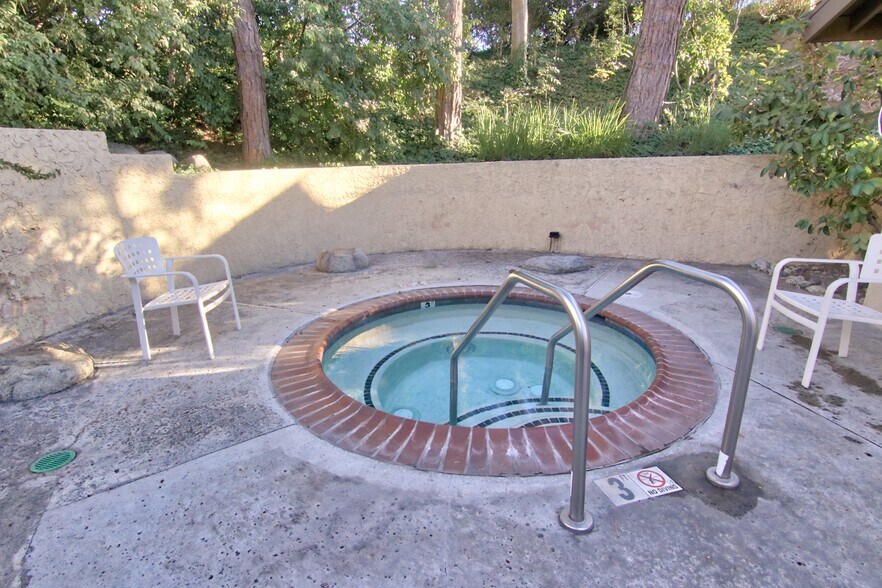 Building Photo - 1050 Seco St