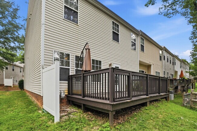 Building Photo - Spacious End Unit Townhome!