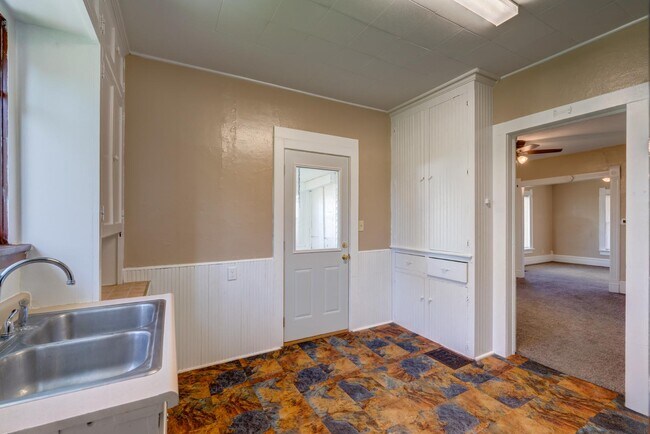 Building Photo - 427 Vernal Ave