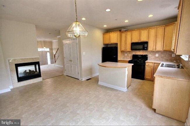 Building Photo - 903 Crestfield Dr