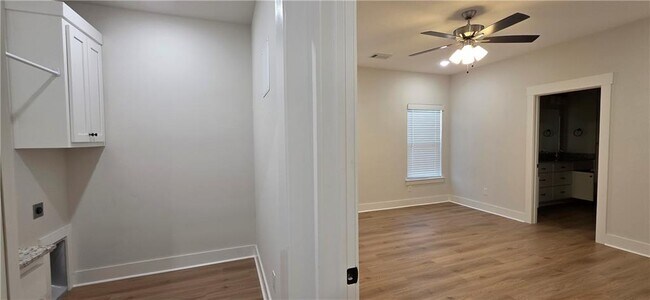 Building Photo - 921 Round Top St