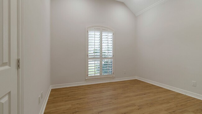 Building Photo - 14918 Plantation Oak Dr