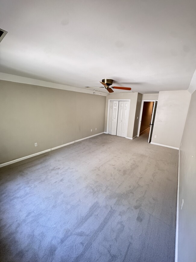 Building Photo - 1884 Dovonshire Rd S W