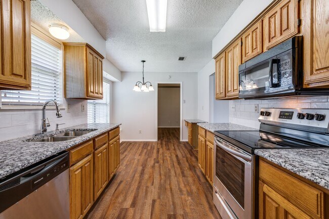 Building Photo - Lovely 3 Bedroom, 2 Bathroom Home in Mesqu...