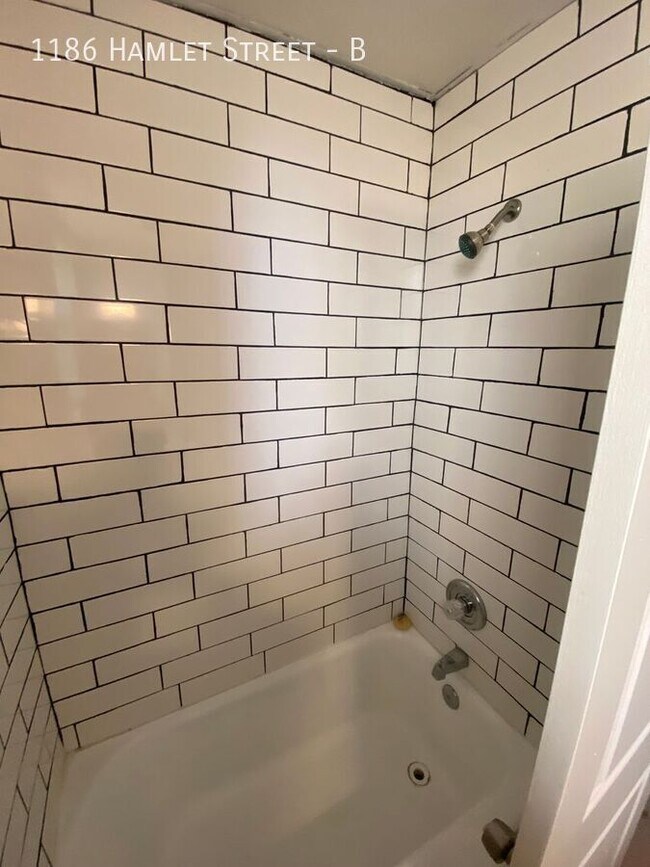 Building Photo - 1186 Hamlet St