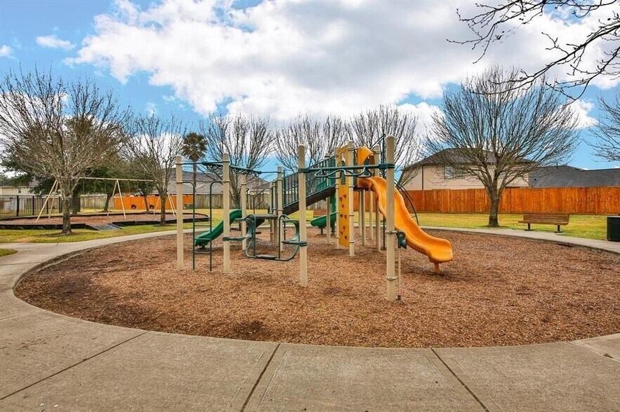 Building Photo - 1907 Wooded Acres Dr
