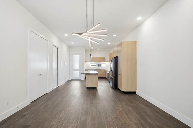 Building Photo - 5519 Paraiso Pl