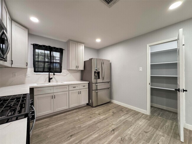 Building Photo - 730 Dunkley Dr