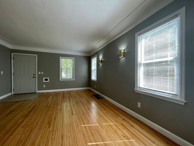 Building Photo - Stunning 3 Bedroom 2 Bathroom Home in Minneapolis!