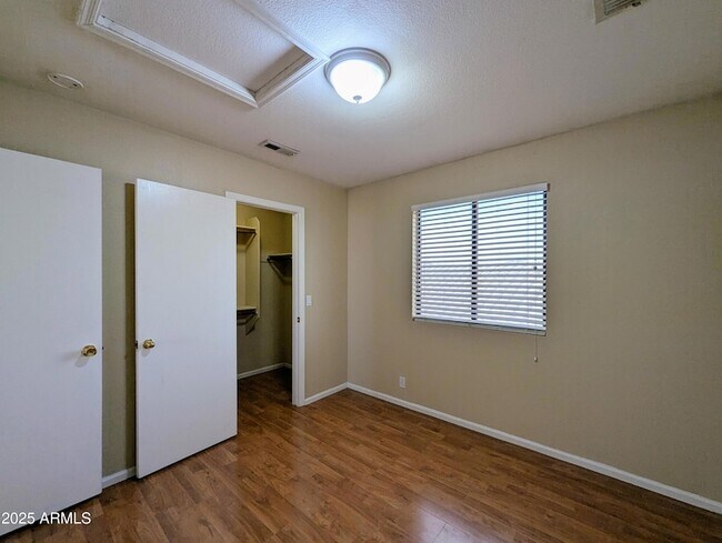 Building Photo - 8861 W Paradise Dr