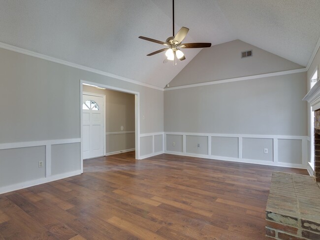 Building Photo - Renovated and Ready for Move In!