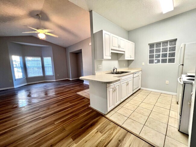Building Photo - Charming Unit Close to the Pool!