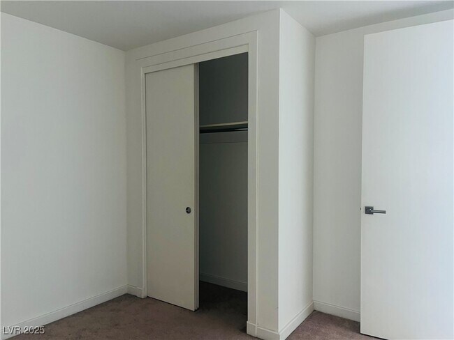 Building Photo - 4471 Dean Martin Dr