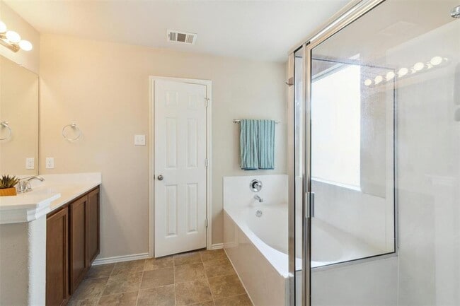 Building Photo - 1600 Sugarberry Ln