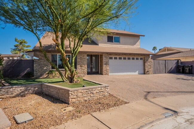Building Photo - 1325 W Lobo Ave