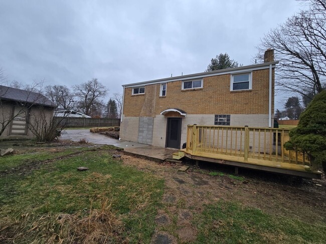 Building Photo - 2 Bedroom Home - Plum School District - Available February!