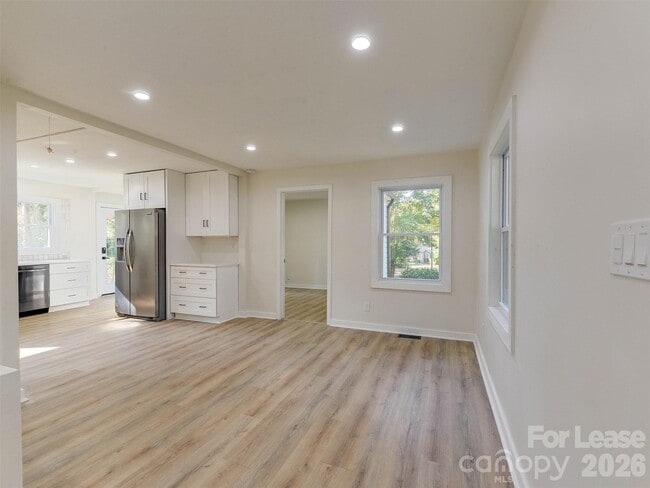 Building Photo - 2721 Mayflower Rd