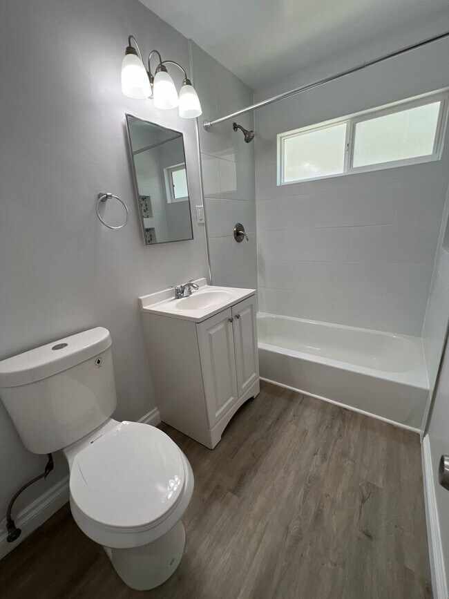 Building Photo - BEAUTIFUL 1 BEDROOM 1 BATH DOWNSTAIRS UNIT IN SHORT DISTANCE TO BELMONT SHORE