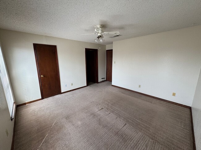 Building Photo - 207 E Hogan Dr