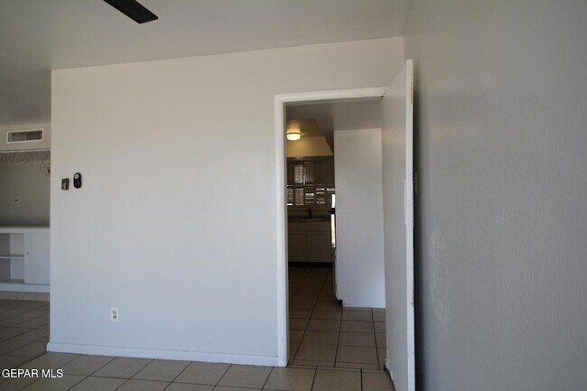 Building Photo - 317 Thunderbird Dr