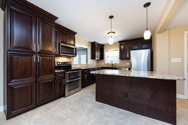 Building Photo - 5400 Farmbrook Dr