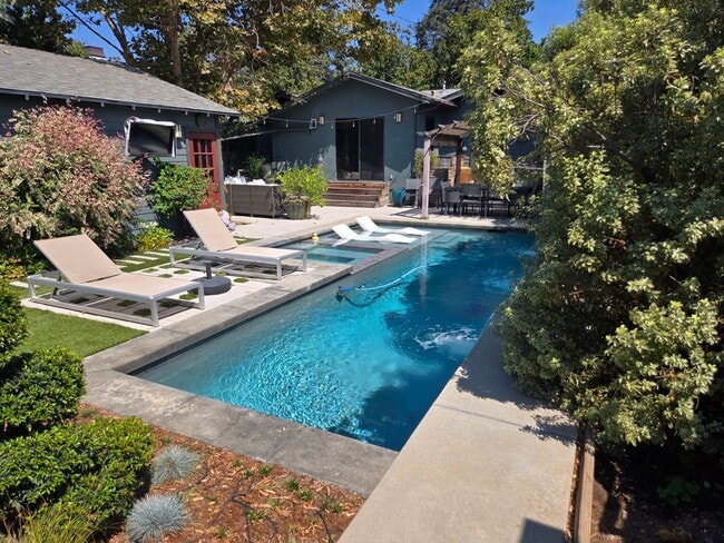 Building Photo - 3 Bed/2 Bath Craftsman Beauty in Historic ...