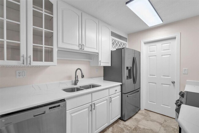 Building Photo - 250 E Royal Palm Rd