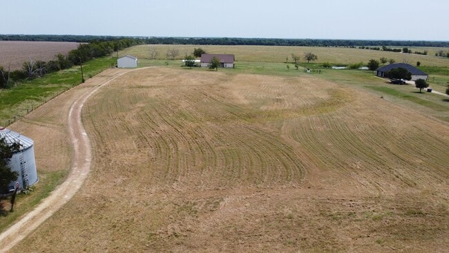 Building Photo - Peaceful country living on 10 acres!