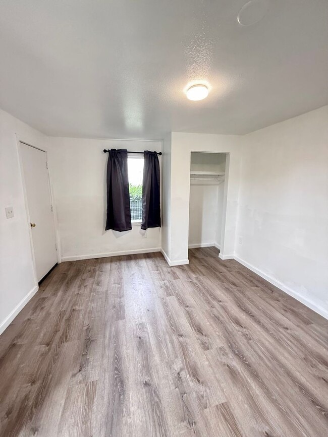 Building Photo - 313 N. "E"