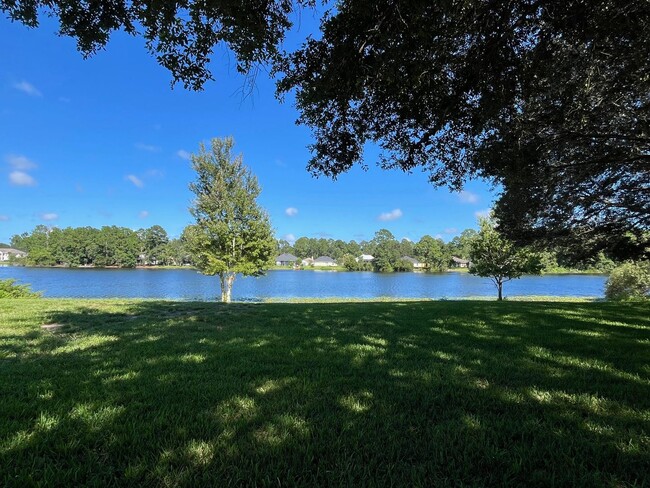 Building Photo - Gated community!  Amenities Galore! Close ...
