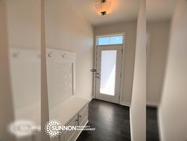 Building Photo - Beautiful 4 Story Townhome in South Charlotte!