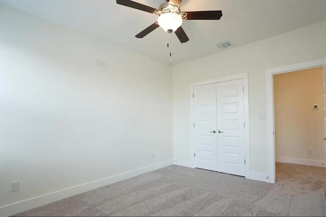 Building Photo - 637 Parkline Dr