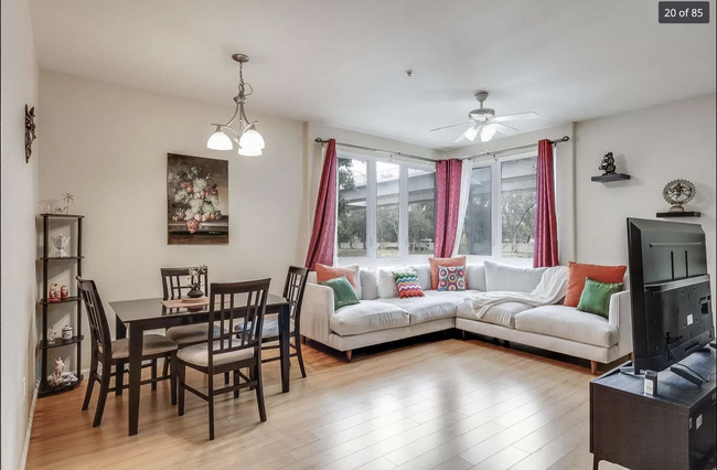 Living room - 1101 S Main St