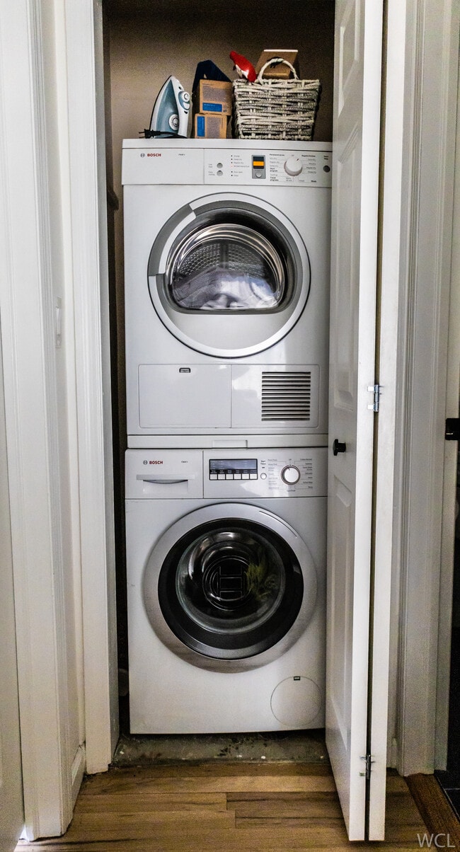 Building Photo - 318 PARK Ave