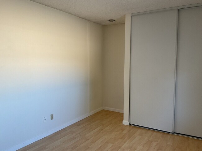 Building Photo - "Discover Coastal Living: Spacious 3-Bed, 2-Bath Townhouse