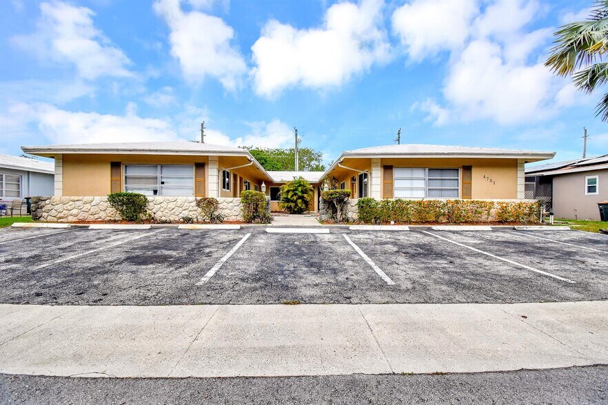 Building Photo - 4751 NE 21st Ter