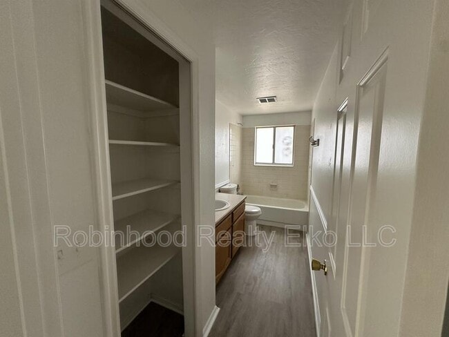 Building Photo - 1235 Dotta Dr