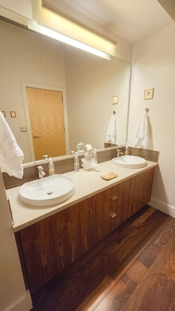 Building Photo - Incredible Top-Floor 1BR with Skyline View...