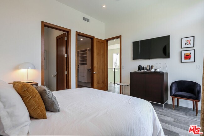 Building Photo - 912 N Crescent Heights Blvd