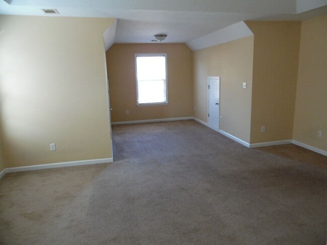 Building Photo - Stunning 4 bedroom with mother-in-law suite on main level