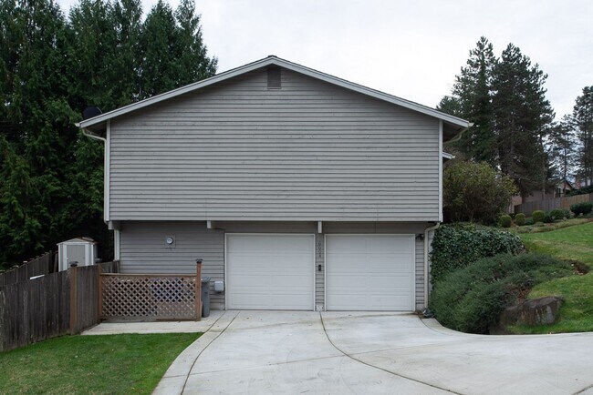 Building Photo - Amazing 4bed/2.5bath Home with Landscaping Included Located in Bellevue!