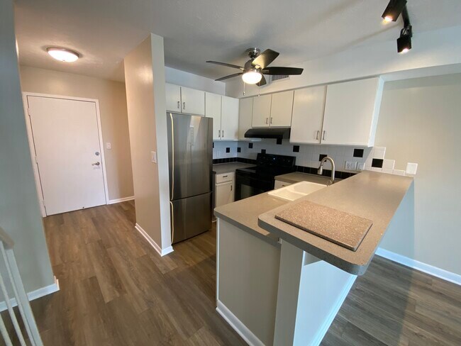 Building Photo - 869 W Huron Rd