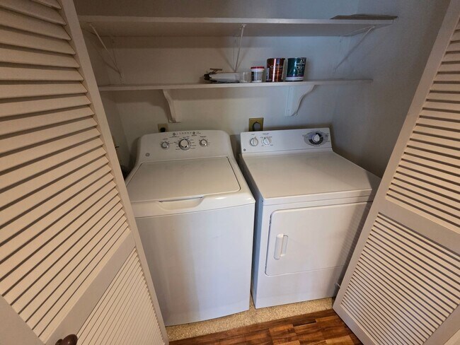 Building Photo - Rarely available 1-bedroom, 1-bathroom luxury apartment in the Punahou Cliffs Condominium.