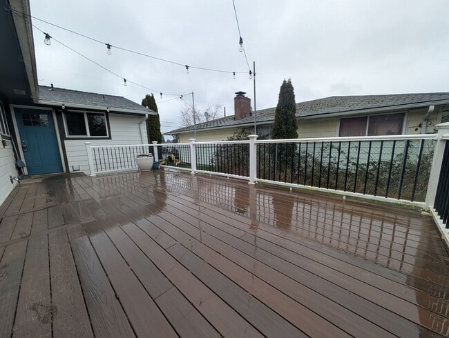 Building Photo - Refreshed 3 Bedroom in Tacoma - HUGE Fenced Yard & Outdoor Space. Available Now!