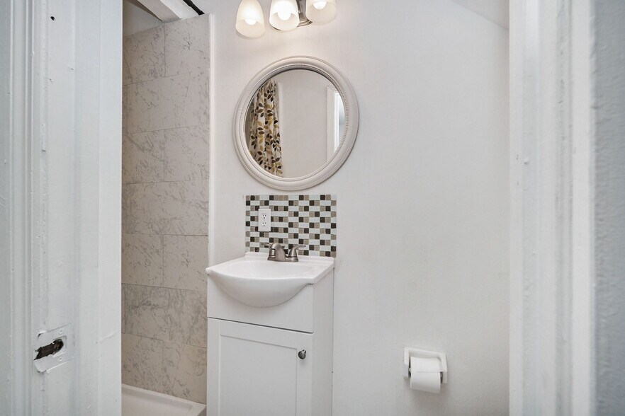 Building Photo - 5213 Clover Hill Dr