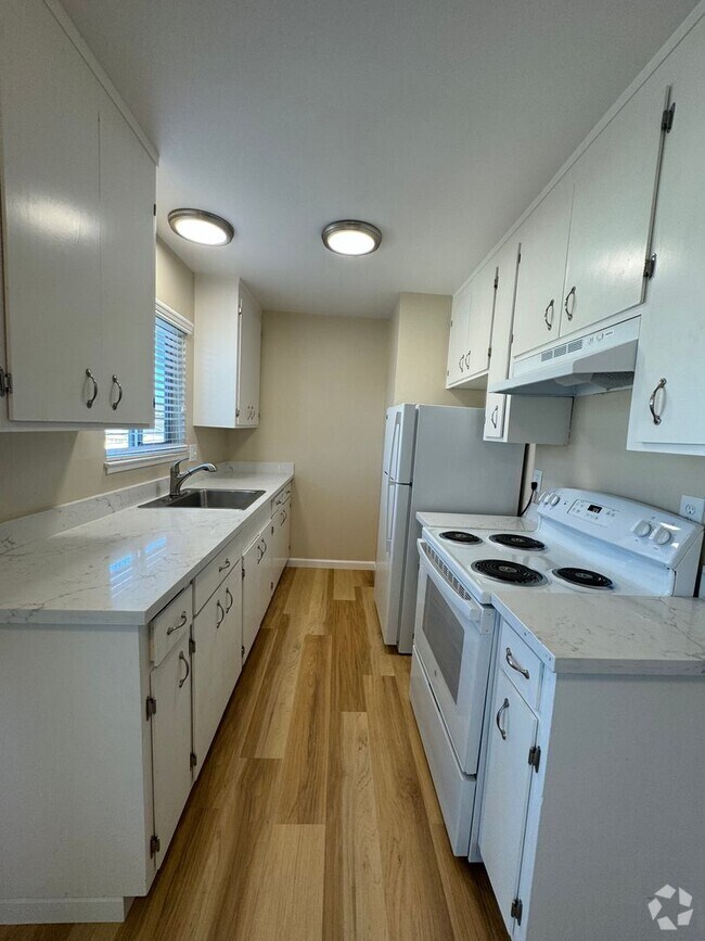 Building Photo - Bright and Spacious, 1 bedroom 1 bath upst...