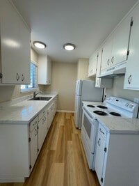 Building Photo - Bright and Spacious, 1 bedroom 1 bath upst...
