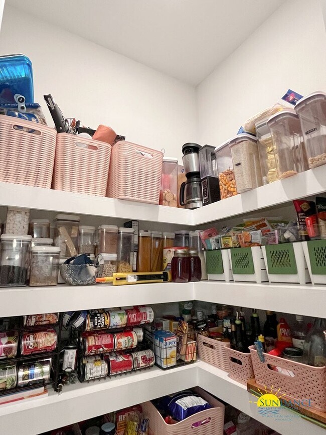 Building Photo - Efficient Solar 4-Bedroom Home in Navarre’s La Fontaine Gated Community with Deeded Beach Access!