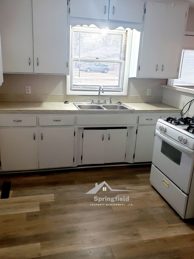 Building Photo - Cute Bunglo Style,  2 Bed Rooms, 1 Bath, 1 Car Garage w/ Opener