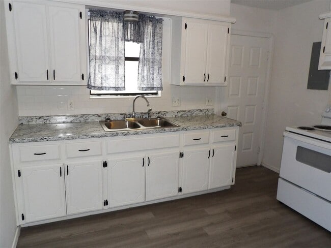 Building Photo - 603 SW Garfield Ave